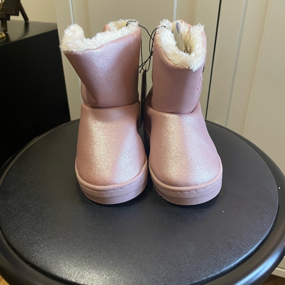 Bebe, Childs size 9, metallic pink snow boots, NWT